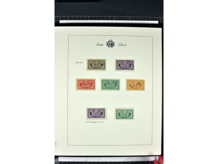 1918/40, enorm umfangreiche und detaillierte Spezialsammlung in neun Bänden, dabei über 200 Marken mit SPECIMEN-Aufdrucken, ü