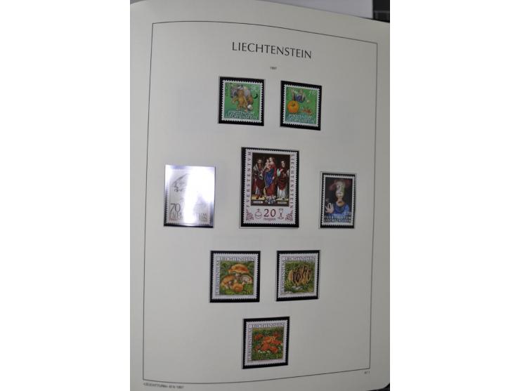 1912/1998, am Anfang meist ungebrauchte und gestempelte Sammlung im Vordruckalbum, später auch bessere und kpl. postfrische A
