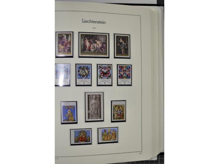 1912/1998, am Anfang meist ungebrauchte und gestempelte Sammlung im Vordruckalbum, später auch bessere und kpl. postfrische A