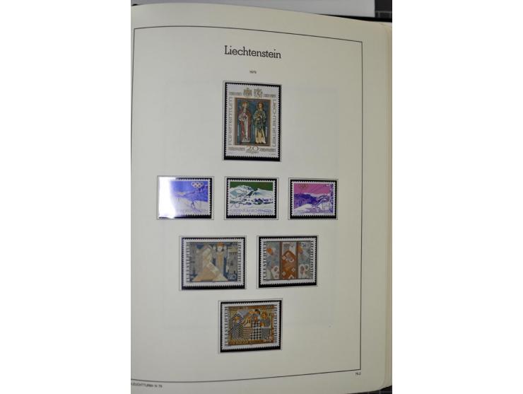 1912/1998, am Anfang meist ungebrauchte und gestempelte Sammlung im Vordruckalbum, später auch bessere und kpl. postfrische A