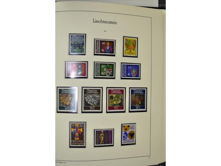 1912/1998, am Anfang meist ungebrauchte und gestempelte Sammlung im Vordruckalbum, später auch bessere und kpl. postfrische A