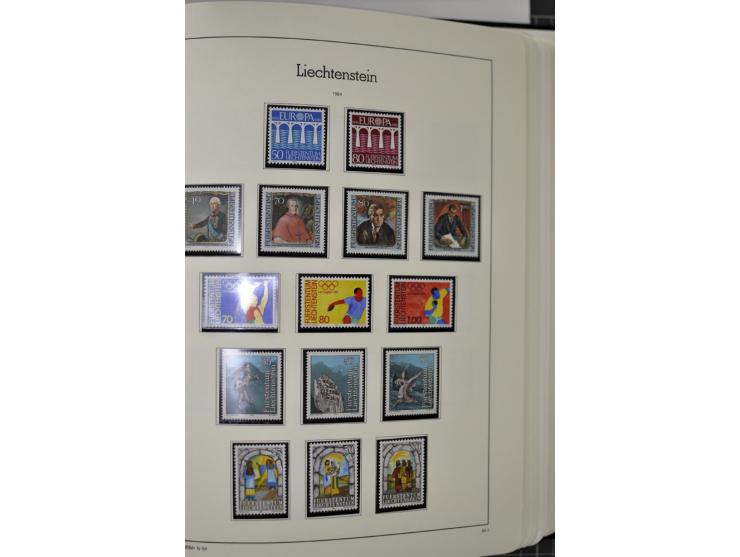1912/1998, am Anfang meist ungebrauchte und gestempelte Sammlung im Vordruckalbum, später auch bessere und kpl. postfrische A