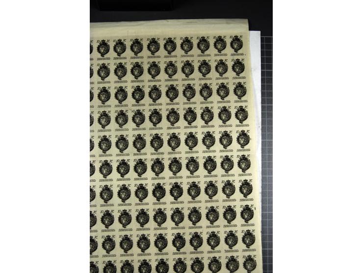 1920, Probedruck 10 H. schwarz auf Normalpapier ohne Gummi, kpl. Bogen mit 100 Werten, unten mit Bleistift-Signatur, einmal g