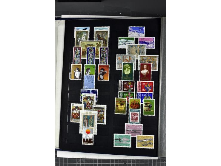 1971/2011, postfrische Sammlung im Einsteckbuch