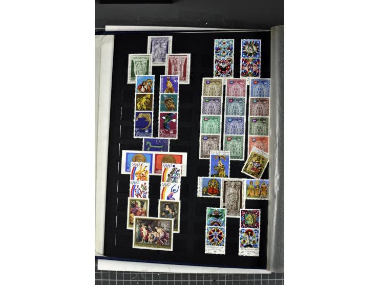 1971/2011, postfrische Sammlung im Einsteckbuch