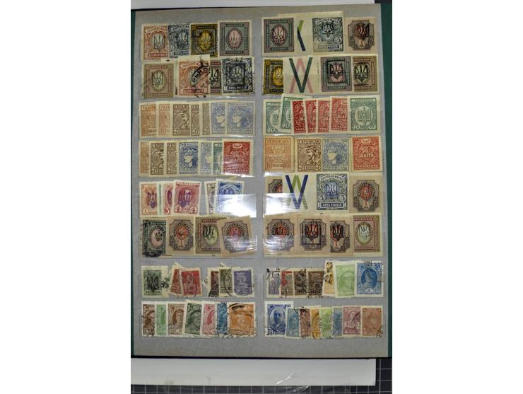 1918, vorwiegend ungebrauchte Sammlung von über 500 Marken, dabei Romanov-Werte, Postsparmarken etc., viele verschiedene Bezi