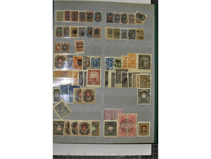1918, vorwiegend ungebrauchte Sammlung von über 500 Marken, dabei Romanov-Werte, Postsparmarken etc., viele verschiedene Bezi