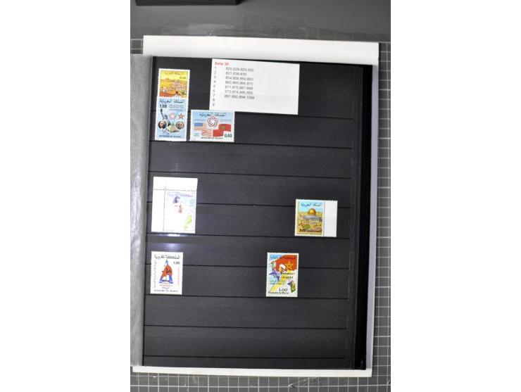  1943/2011, postfrische, anfangs etwas ungebrauchte Sammlung mit besseren Ausgaben wie Mi.-Nr. 1058 etc.