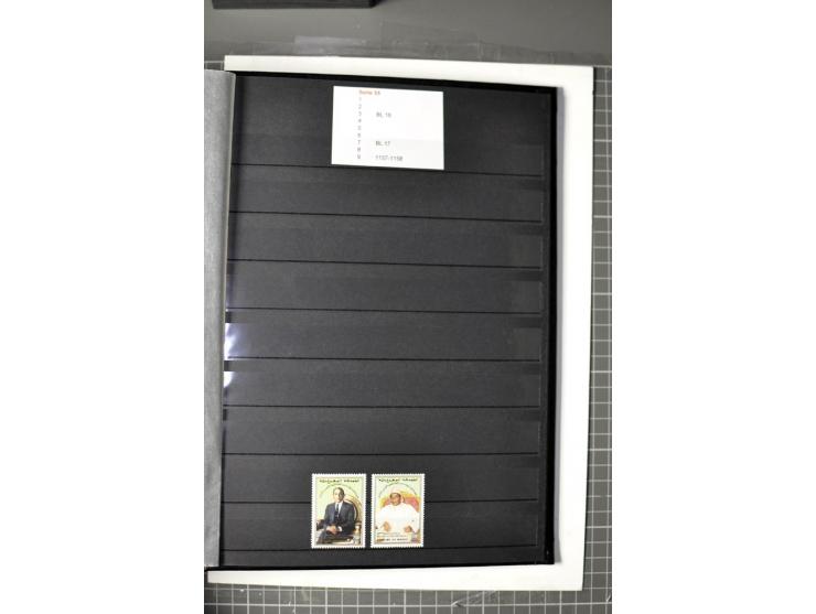  1943/2011, postfrische, anfangs etwas ungebrauchte Sammlung mit besseren Ausgaben wie Mi.-Nr. 1058 etc.