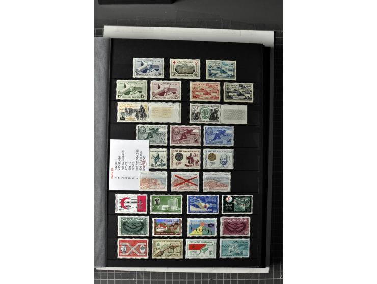  1943/2011, postfrische, anfangs etwas ungebrauchte Sammlung mit besseren Ausgaben wie Mi.-Nr. 1058 etc.