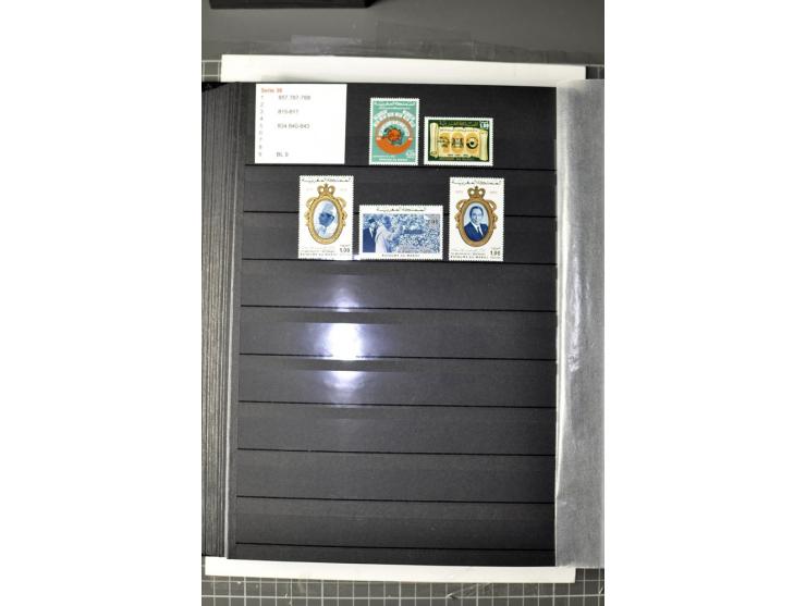  1943/2011, postfrische, anfangs etwas ungebrauchte Sammlung mit besseren Ausgaben wie Mi.-Nr. 1058 etc.