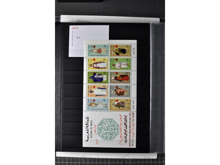  1943/2011, postfrische, anfangs etwas ungebrauchte Sammlung mit besseren Ausgaben wie Mi.-Nr. 1058 etc.