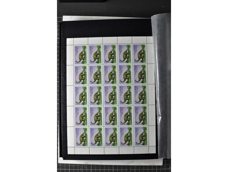  1943/2011, postfrische, anfangs etwas ungebrauchte Sammlung mit besseren Ausgaben wie Mi.-Nr. 1058 etc.