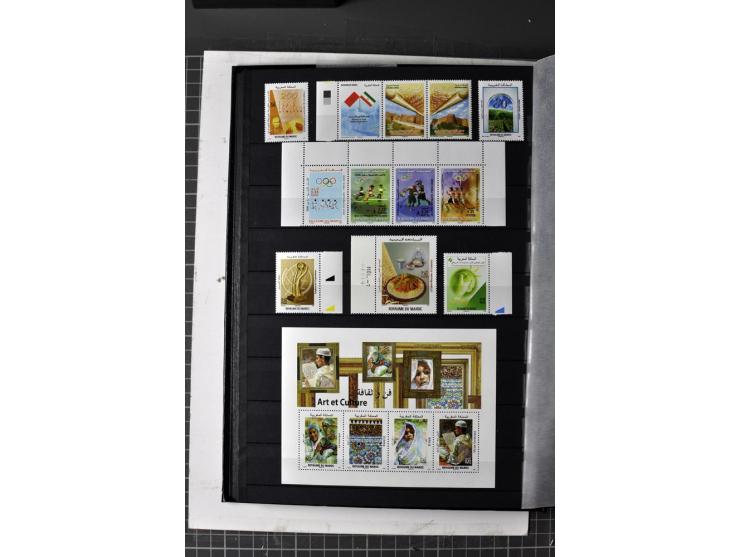  1943/2011, postfrische, anfangs etwas ungebrauchte Sammlung mit besseren Ausgaben wie Mi.-Nr. 1058 etc.