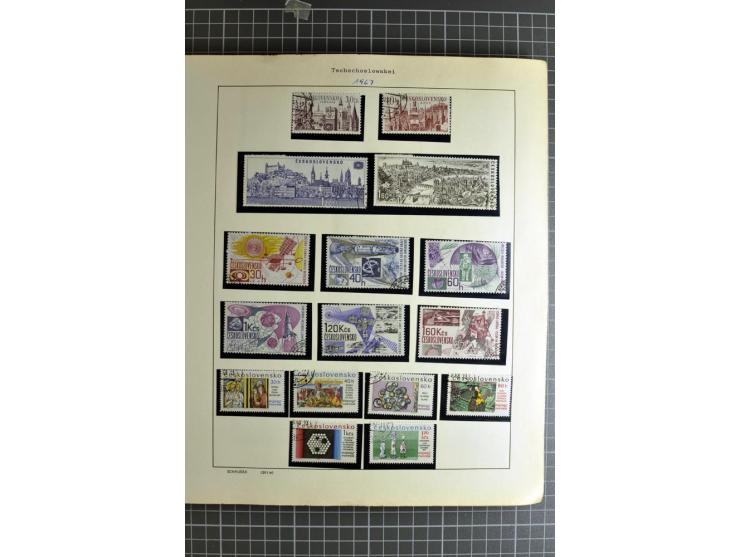 1849/1942, ungebrauchte und gestempelte Sammlung mit besseren Ausgaben in 2 alten Schaubek-Alben, dazu kleines Einsteckbuch m