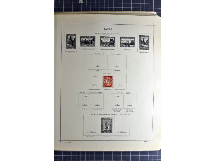 1849/1942, ungebrauchte und gestempelte Sammlung mit besseren Ausgaben in 2 alten Schaubek-Alben, dazu kleines Einsteckbuch m