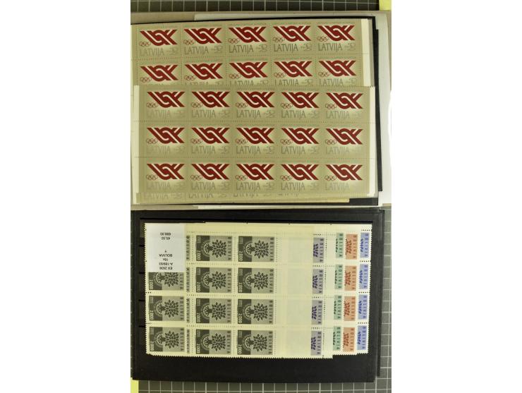 1880/1980 (ca.), Partie von über 13000 Marken und Blocks, dabei bessere Stücke, Abarten etc.; riesiger Katalogwert