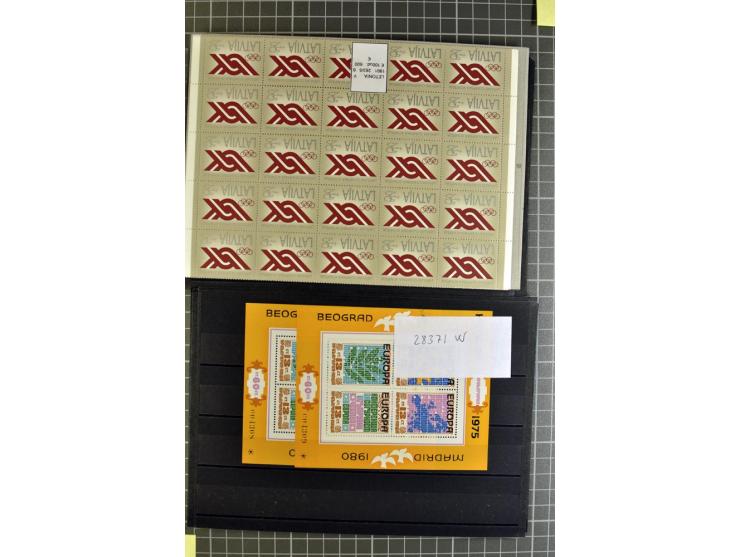 1880/1980 (ca.), Partie von über 13000 Marken und Blocks, dabei bessere Stücke, Abarten etc.; riesiger Katalogwert