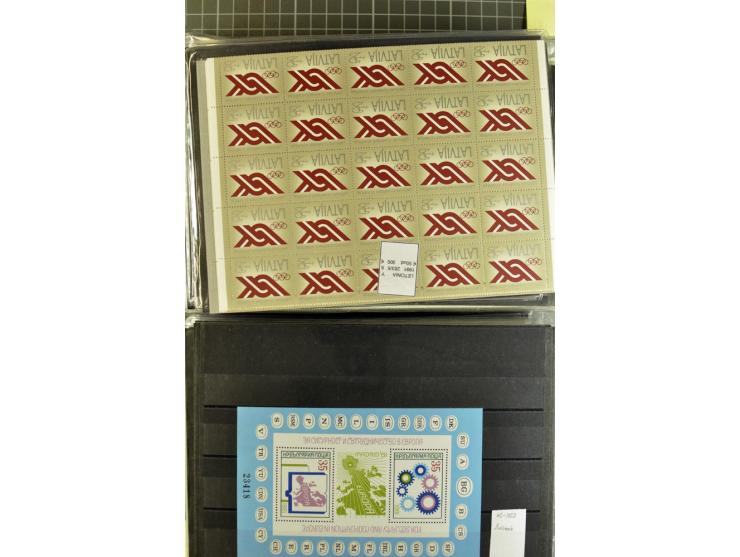 1880/1980 (ca.), Partie von über 13000 Marken und Blocks, dabei bessere Stücke, Abarten etc.; riesiger Katalogwert