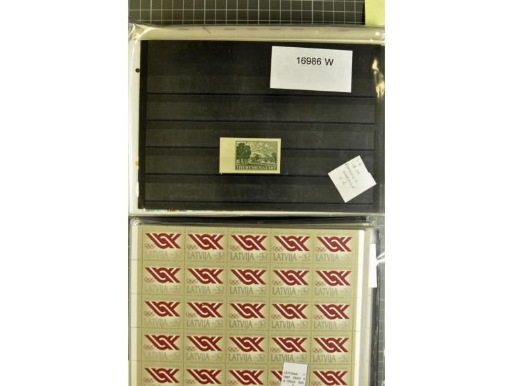 1880/1980 (ca.), Partie von über 13000 Marken und Blocks, dabei bessere Stücke, Abarten etc.; riesiger Katalogwert