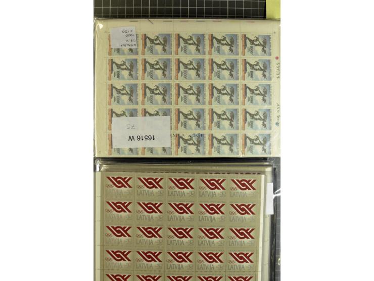 1880/1980 (ca.), Partie von über 13000 Marken und Blocks, dabei bessere Stücke, Abarten etc.; riesiger Katalogwert