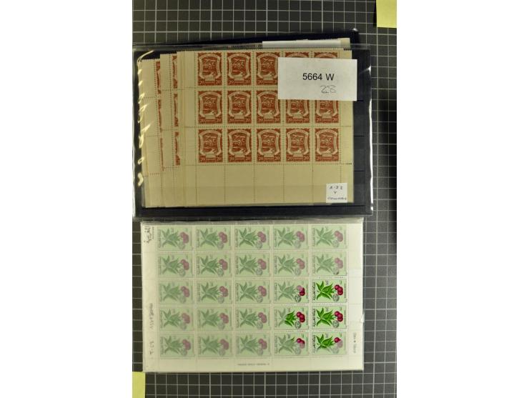 1880/1980 (ca.), Partie von über 13000 Marken und Blocks, dabei bessere Stücke, Abarten etc.; riesiger Katalogwert