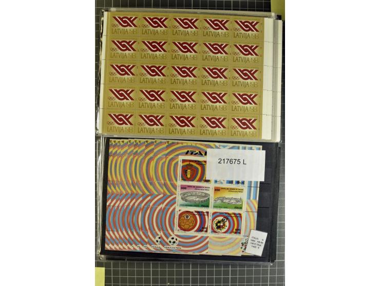 1880/1980 (ca.), Partie von über 13000 Marken und Blocks, dabei bessere Stücke, Abarten etc.; riesiger Katalogwert