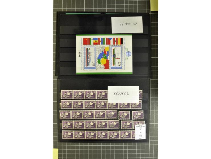 1880/1980 (ca.), Partie von über 13000 Marken und Blocks, dabei bessere Stücke, Abarten etc.; riesiger Katalogwert
