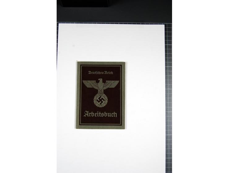 1940/1945, kleiner Posten mit III. Reich-Druckwerken (Arbeitsbuch, Propagandheft des Heeres usw.), alle mit Hakenkreuz bzw. R