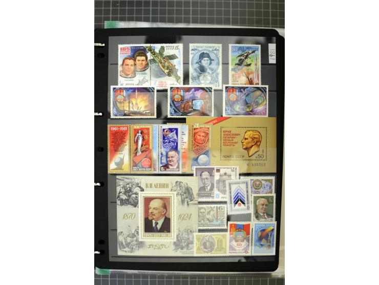 1921/1999, mostly unmounted mint collection, from 1944 on almost complete with many better sets, souvenir sheets in missing i