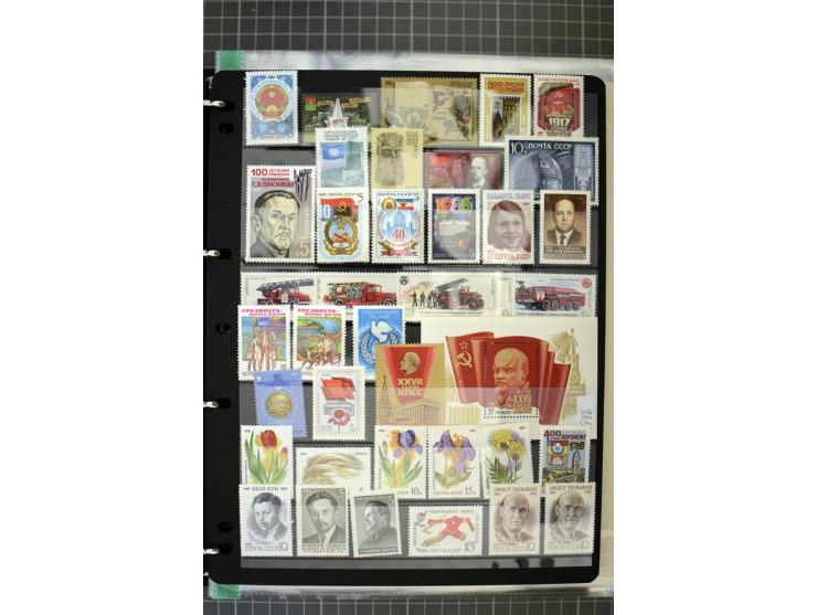 1921/1999, mostly unmounted mint collection, from 1944 on almost complete with many better sets, souvenir sheets in missing i
