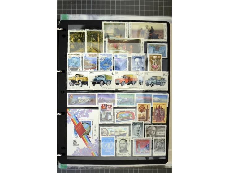 1921/1999, mostly unmounted mint collection, from 1944 on almost complete with many better sets, souvenir sheets in missing i