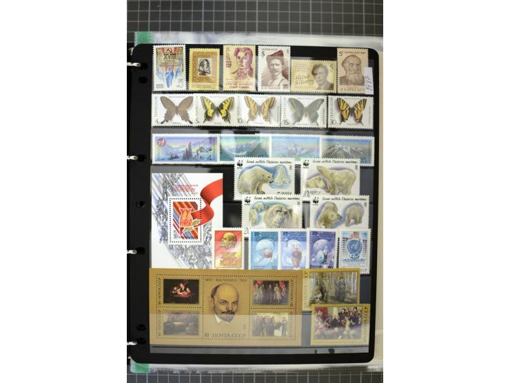 1921/1999, mostly unmounted mint collection, from 1944 on almost complete with many better sets, souvenir sheets in missing i