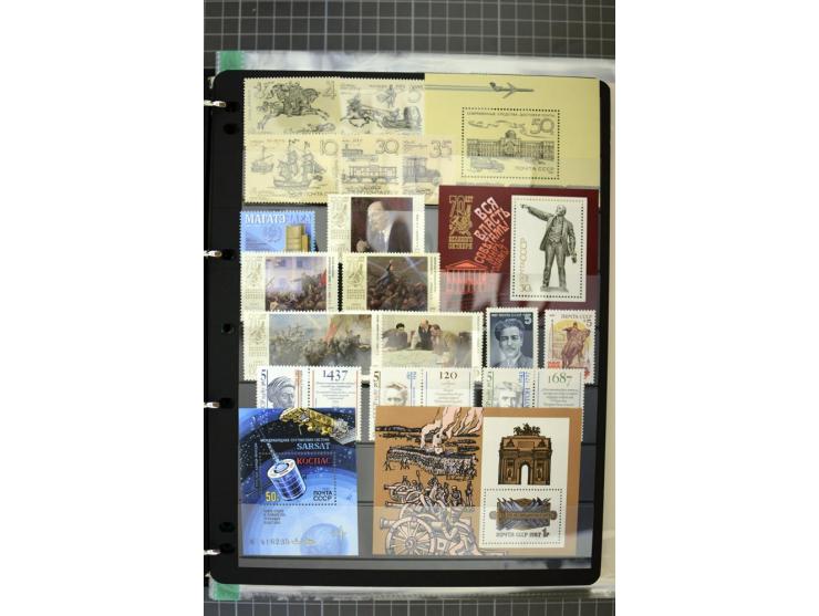 1921/1999, mostly unmounted mint collection, from 1944 on almost complete with many better sets, souvenir sheets in missing i