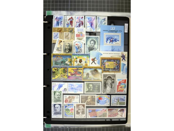 1921/1999, mostly unmounted mint collection, from 1944 on almost complete with many better sets, souvenir sheets in missing i