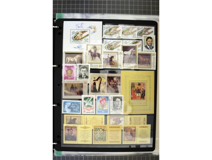 1921/1999, mostly unmounted mint collection, from 1944 on almost complete with many better sets, souvenir sheets in missing i