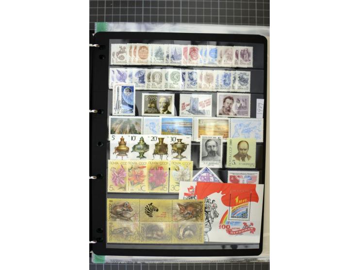 1921/1999, mostly unmounted mint collection, from 1944 on almost complete with many better sets, souvenir sheets in missing i
