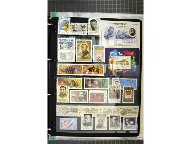 1921/1999, mostly unmounted mint collection, from 1944 on almost complete with many better sets, souvenir sheets in missing i