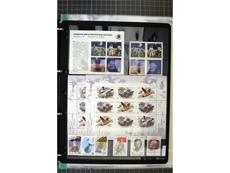 1921/1999, mostly unmounted mint collection, from 1944 on almost complete with many better sets, souvenir sheets in missing i