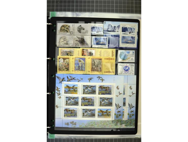 1921/1999, mostly unmounted mint collection, from 1944 on almost complete with many better sets, souvenir sheets in missing i