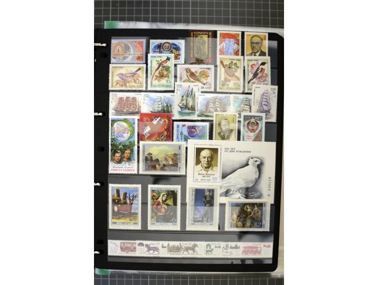 1921/1999, mostly unmounted mint collection, from 1944 on almost complete with many better sets, souvenir sheets in missing i