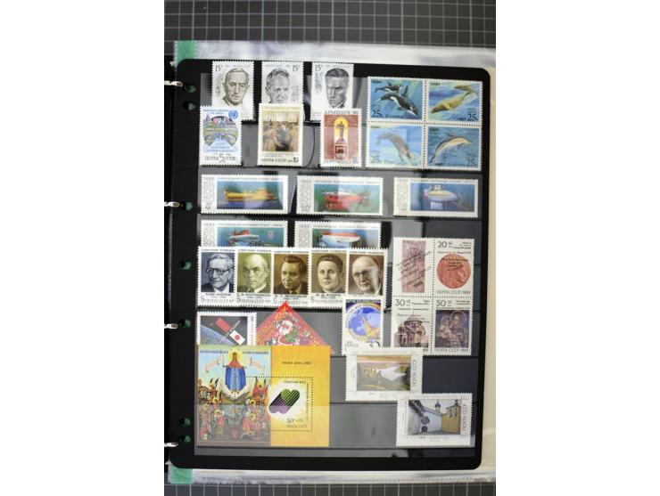 1921/1999, mostly unmounted mint collection, from 1944 on almost complete with many better sets, souvenir sheets in missing i