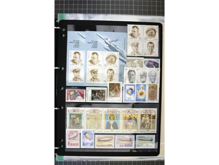 1921/1999, mostly unmounted mint collection, from 1944 on almost complete with many better sets, souvenir sheets in missing i