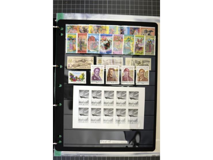 1921/1999, mostly unmounted mint collection, from 1944 on almost complete with many better sets, souvenir sheets in missing i