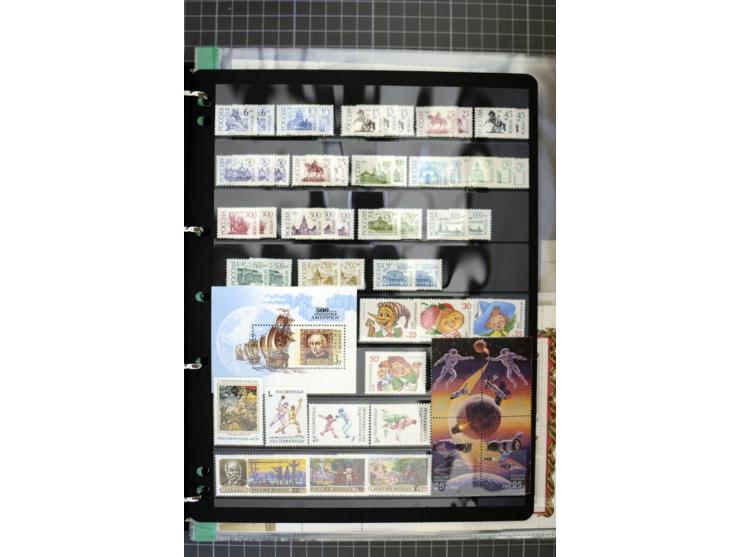 1921/1999, mostly unmounted mint collection, from 1944 on almost complete with many better sets, souvenir sheets in missing i