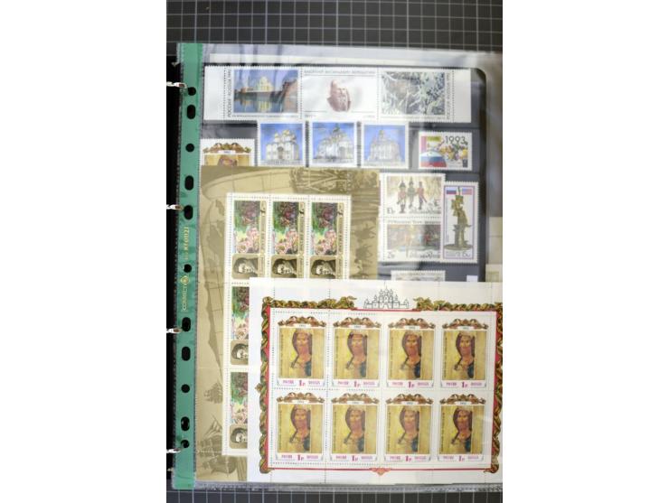 1921/1999, mostly unmounted mint collection, from 1944 on almost complete with many better sets, souvenir sheets in missing i