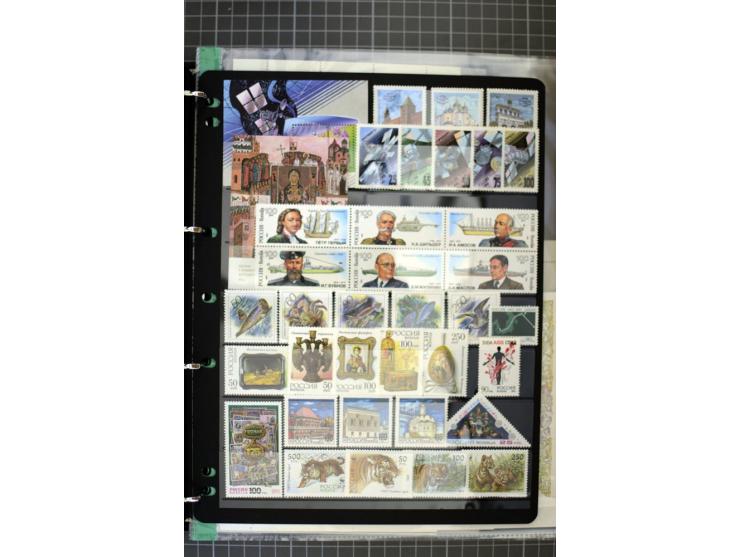 1921/1999, mostly unmounted mint collection, from 1944 on almost complete with many better sets, souvenir sheets in missing i