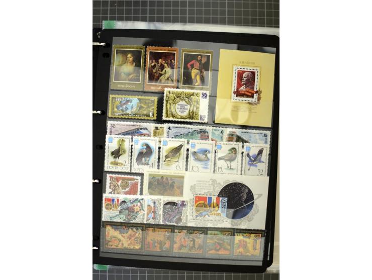 1921/1999, mostly unmounted mint collection, from 1944 on almost complete with many better sets, souvenir sheets in missing i