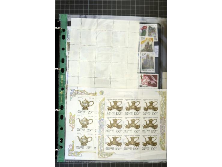 1921/1999, mostly unmounted mint collection, from 1944 on almost complete with many better sets, souvenir sheets in missing i