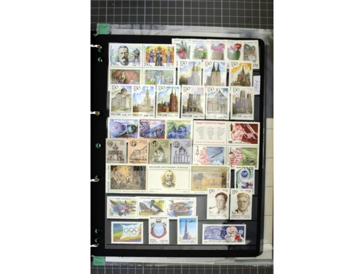 1921/1999, mostly unmounted mint collection, from 1944 on almost complete with many better sets, souvenir sheets in missing i